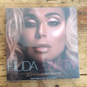 HUDA BEAUTY 3D highlighter palette